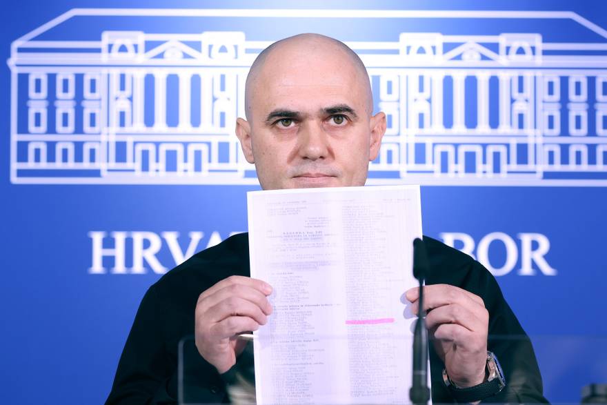 Josip Dabro odr&zcaron;ao presicu u Saboru, napao Radi&cacute;a, policiju i DORH