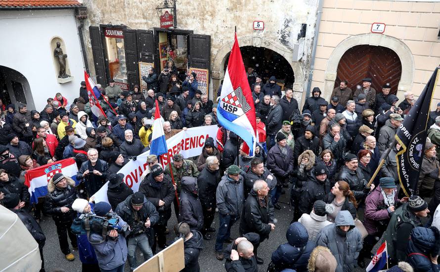 Prosvjednici došli do Kamenitih vrata, dalje ne mogu: 'Izdaja!'