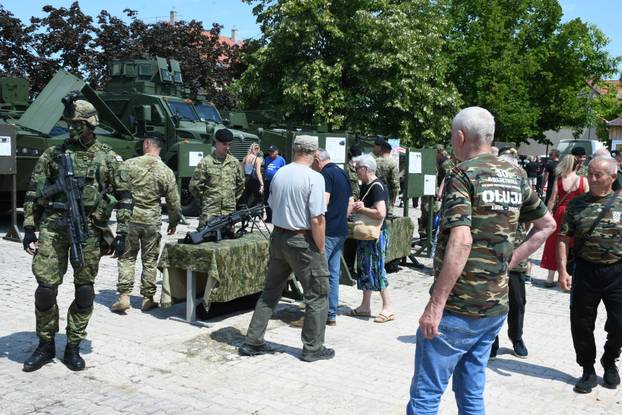 Petrinja: Hrvatska vojska predstavila naoružanje i opremu povodom 30. obljetnice operacije "Oluja"