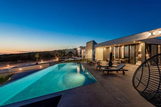 Pogodite koliko košta: Dvojna vila u blizini Novalje ima bazene, roštilj i teniski teren...