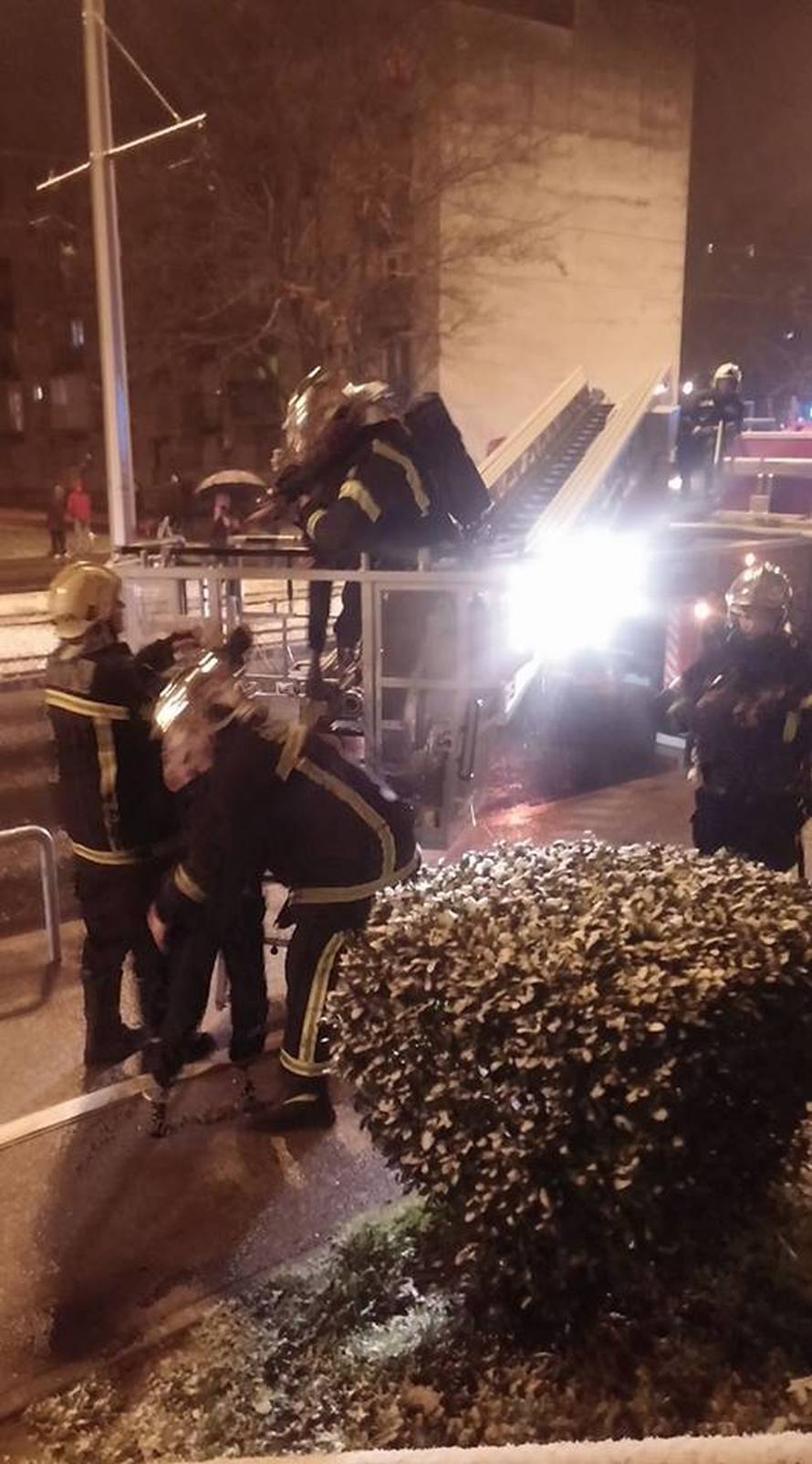 Gorio je stan u Prečkom, iz zgrade evakuirali dvoje  djece