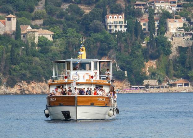 Dubrovnik ljeti, tisuće posjetitelja, ali i bogata ponuda za svakoga