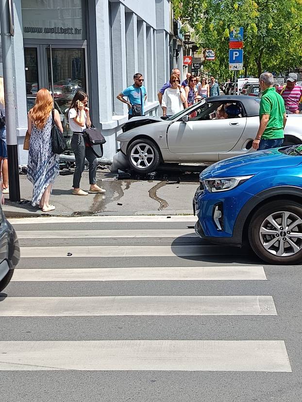 BIZARNO! Vozač auta zabio se u izlog u Zagrebu. Imao je kacigu?