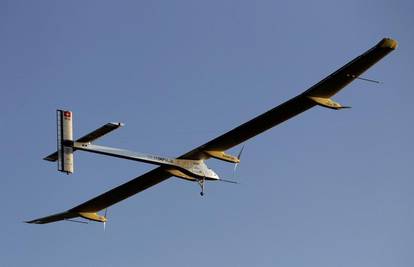 Avion na solarnu energiju u testnoj noćnoj vožnji