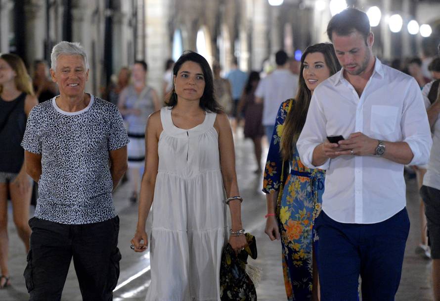 The Edge provjerava 'je li zrak čist': U2 prošetali po Stradunu