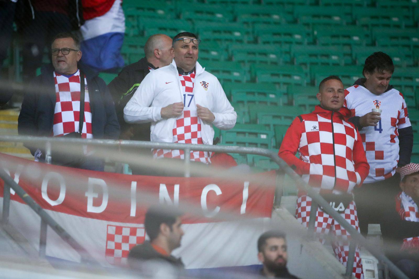 Bursa: Navijači na stadionu spremni za početak utakmice  Turska - Hrvatska