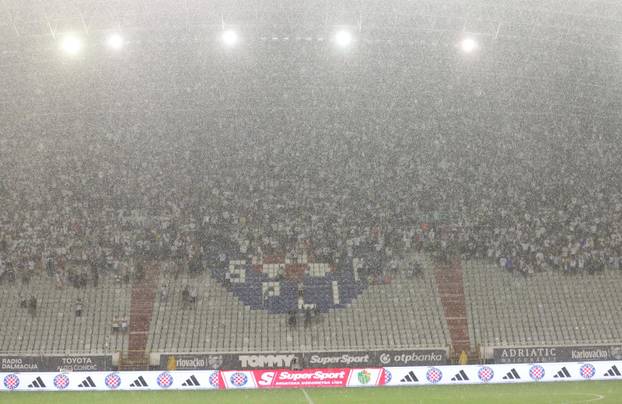 Split: Zbog obilne kiše neizvjesno vrijeme početka utakmice HNK Hajduk - NK Istra 1961