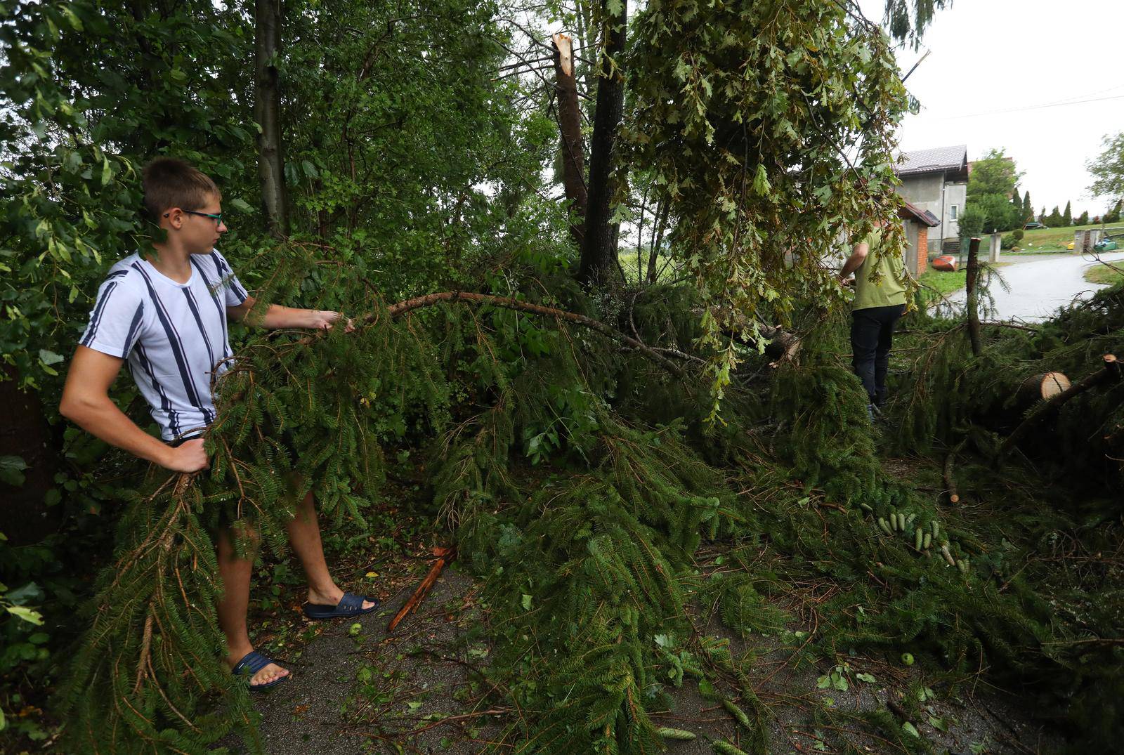 Snažno nevrijeme pra?eno kišom i olujnim vjetrom protutnjalo je Karlovcem i okolicom