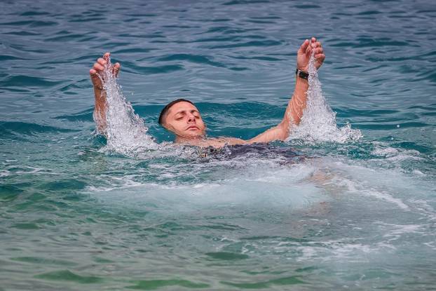 Makarska: Robert Tarčuki svaki dan se kupa unatoč zimi