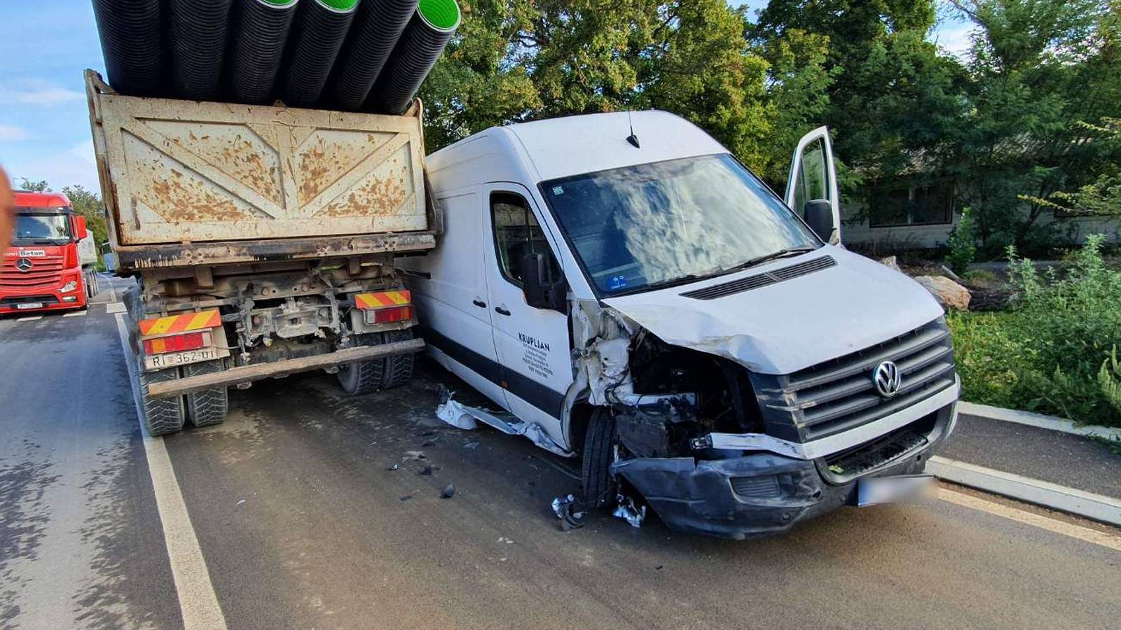 Novi Vinodolski: Kombi pun migranata se zabio u kamion