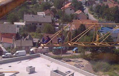 Radnici na dizalici visokoj 30 metara popravljali sajlu