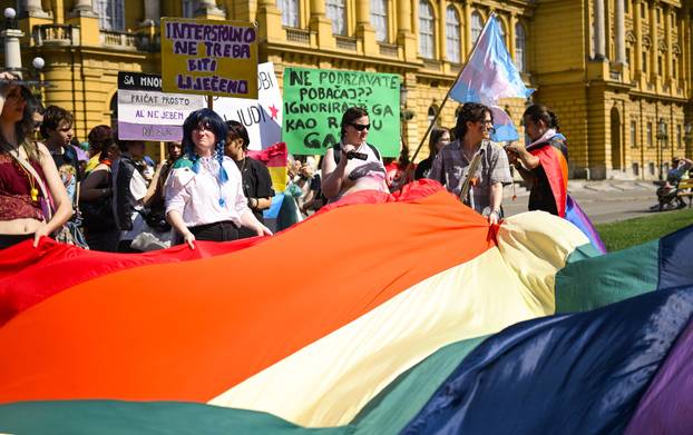 Zagreb: 24. Povorka ponosa LBGTIQ zajednica "Puna usta ponosa" prolazi centrom grada
