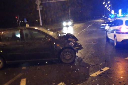 Teška prometna nesreća u Mlaki, auto vozio maloljetnik