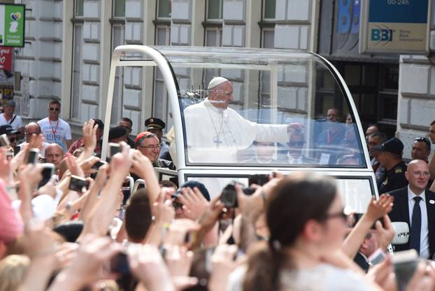 Sarajevo: Sveti Otac pred oduševljenim vjernicima stigao u katedralu Srca Isusova