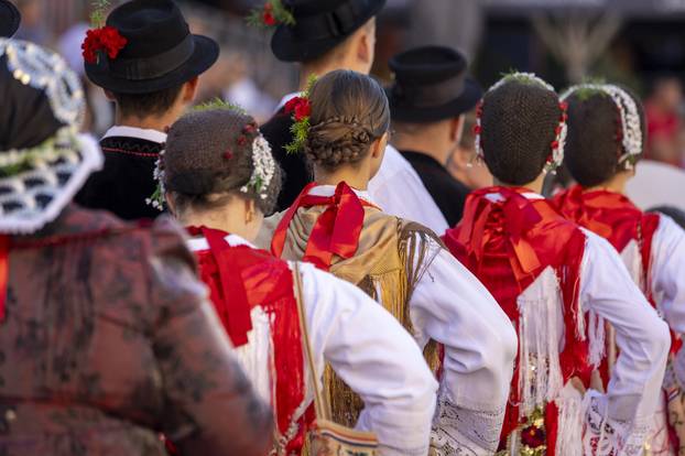 Vinkovci: Svečani mimohod sudionika 60. Vinkovačkih jeseni
