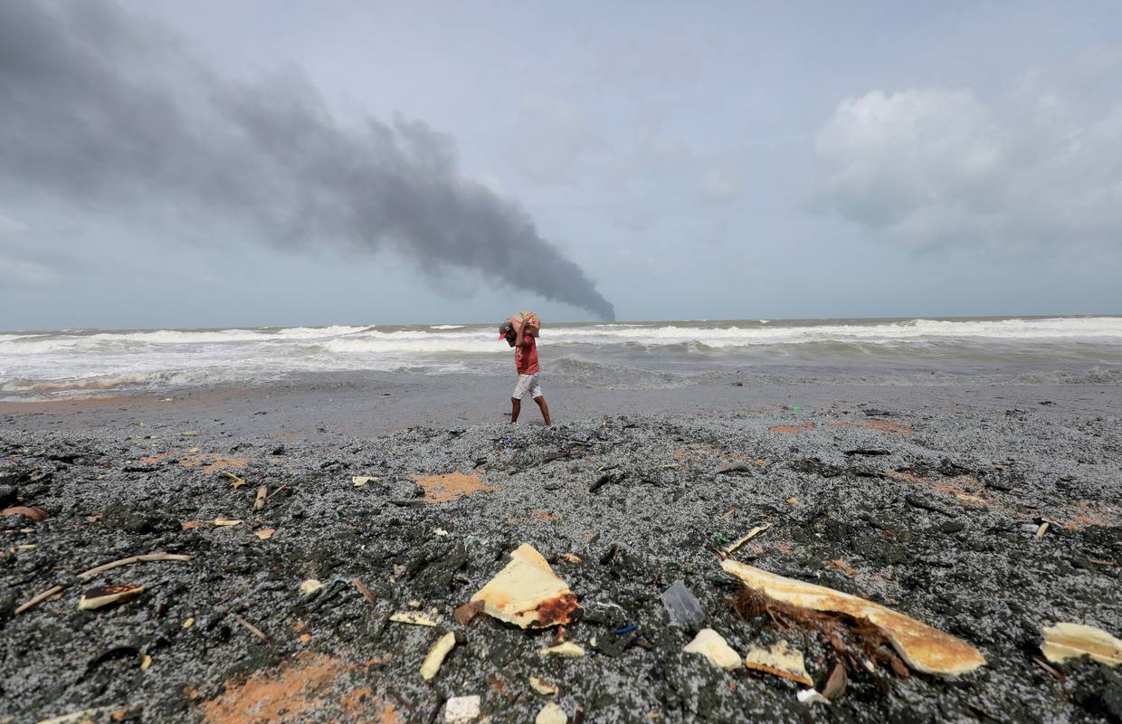 Tone tanker uz obalu Šri Lanke, prijeti i ekološka katastrofa