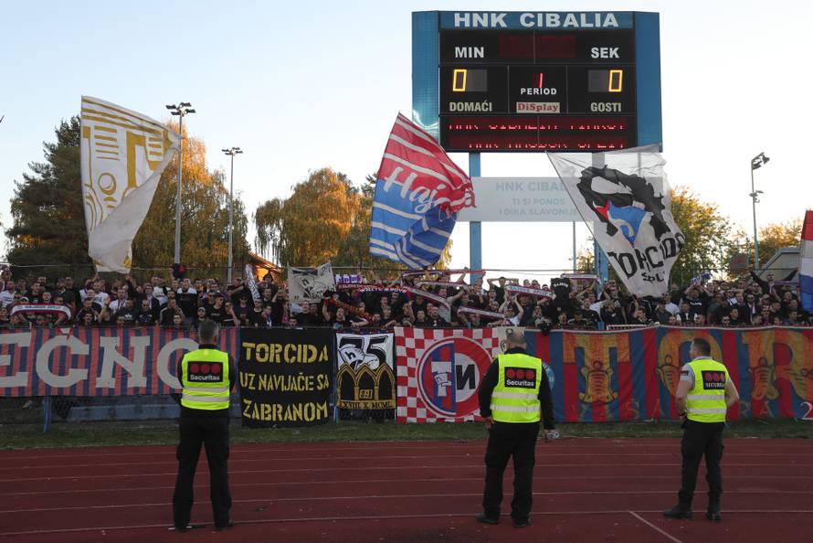 Vinkovci: Torcida bakljama gađala navijače Cibalije