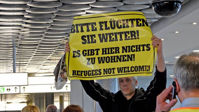 Prvi sirijski izbjeglice sletjeli u Njemačku, stigle su tri obitelji