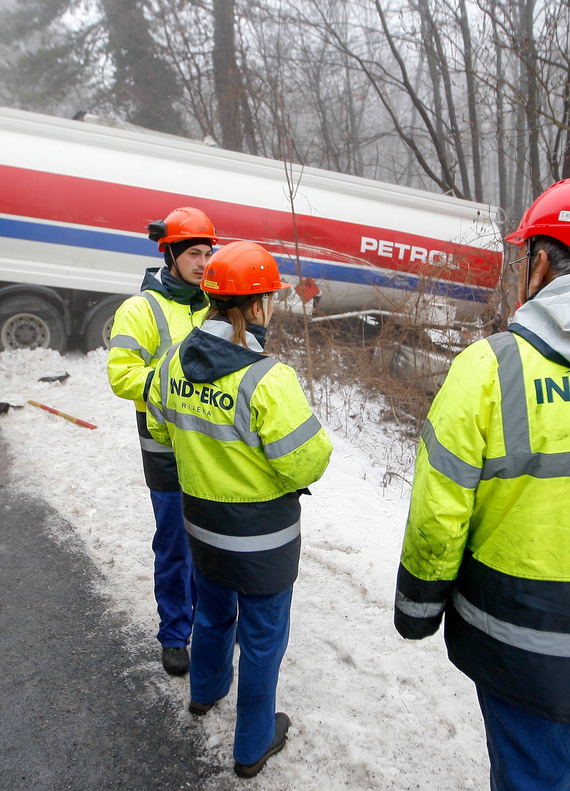 Auto u auto, auto u ralicu, u nju bus pa u sve njih tegljač