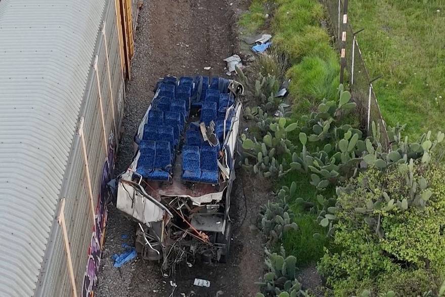 Snimka drona prikazuje posljedice smrtonosnog sudara autobusa i vlaka u Meksiku