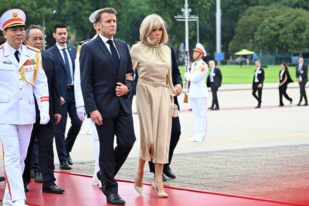VIETNAM , Hanoi : French president visit - ceremony at the Ho Chi Minh Mausoleum