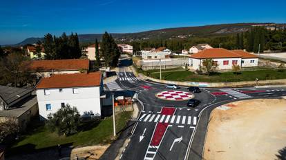 FOTO Kružni tok u BiH privlači pozornost, krasi ga šahovnica