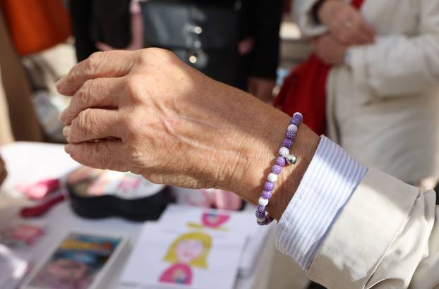 Šibenik: 25. Dan ružičaste vrpce obilježen ispred kazališta edukativnim materijalom i ružičastim vrpcama