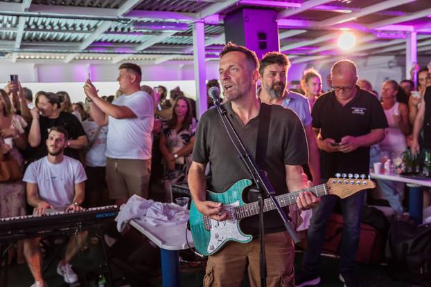 Split: Koncert u čast Oliveru Dragojeviću  na trajektu za Velu Luku