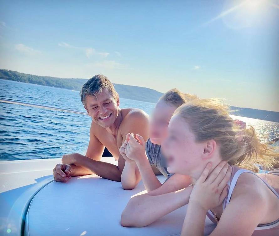 Glumio je u 'Kako sam upoznao vašu majku': Barney stigao u Hrvatsku s mužem i djecom