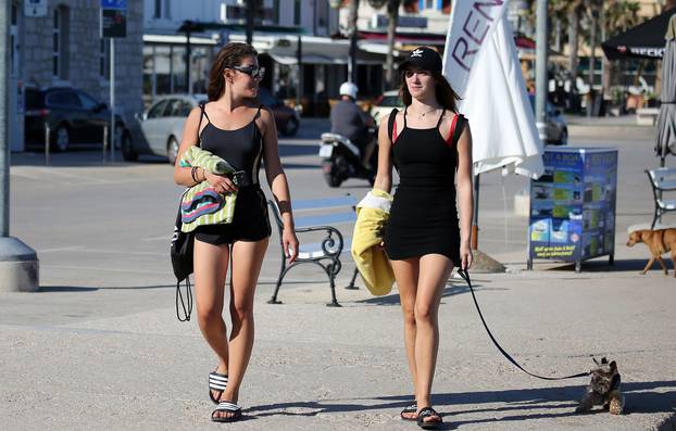 Posljednji trzaji sezone: Plaža u Vodicama puna kao usred ljeta