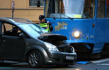 Autom podletio pod noćni tramvaj, četvero stradalih