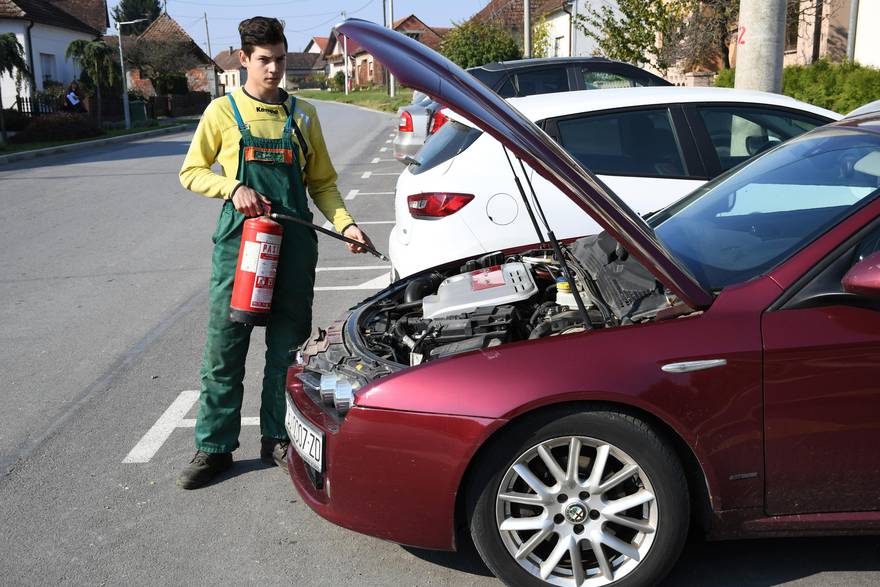 Mislav (17) već je heroj ulice: Vidio je automobil kako gori, ugasio ga i spriječio katastrofu