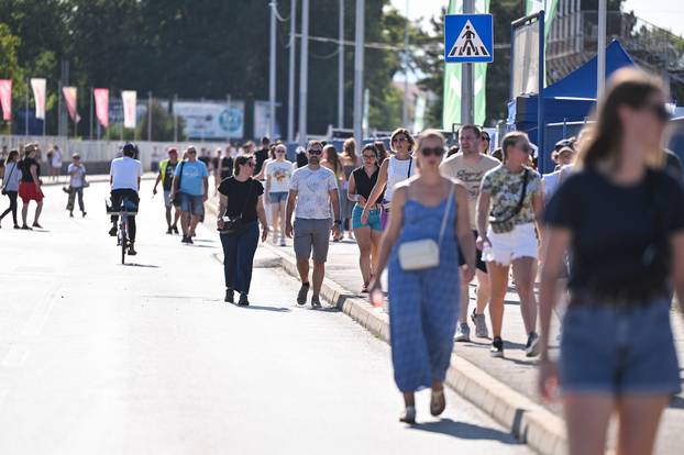 Zagreb: Na Hipodromu se okupljaju fanovi Eda Sheerana gdje će se večeras održati koncert