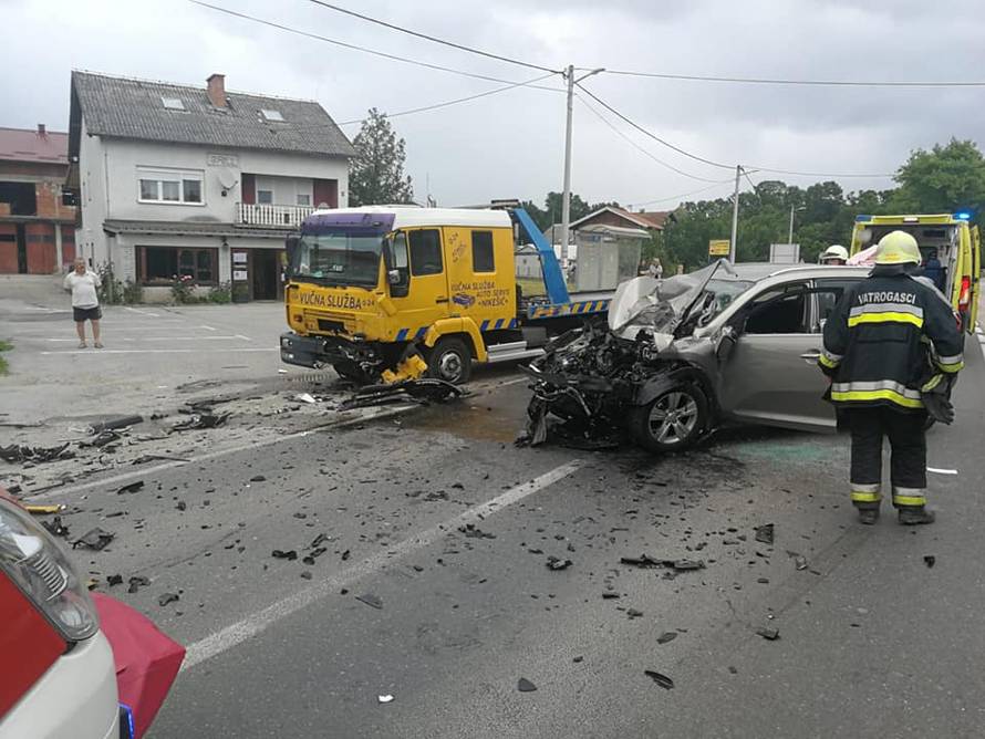 Frontalni sudar auta i kamiona, vozač auta je teško ozlijeđen