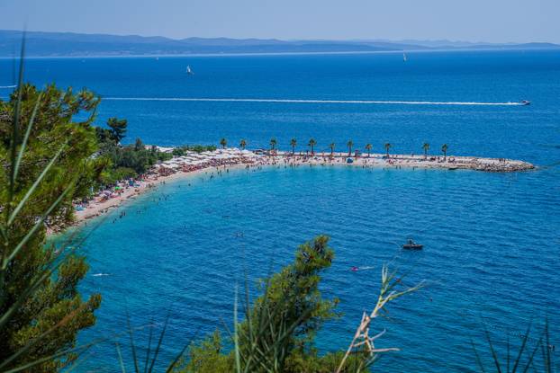 Gužva na splitskoj plaži Kasjuni podno Marjana