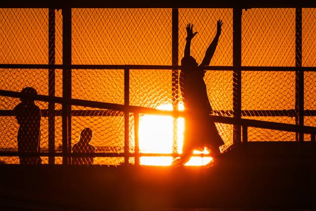 Zalazak sunca iznad igrališta na Žnjanskom platou