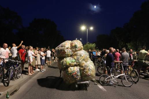 Dio lanaca stao s otkupom boca, provjerili smo o čemu se radi: 'Nije problem samo u Zagrebu'