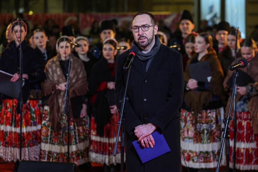 Zagreb: Paljenje prve adventske svije?e