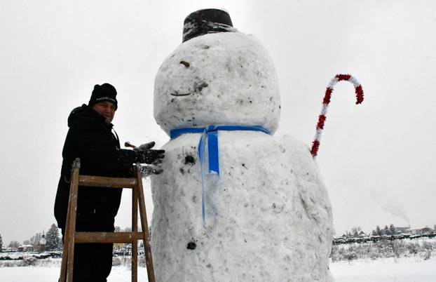 FOTO Slavonski Brod dobio ogromnog snjegovića: Visok je gotovo tri i pol metra