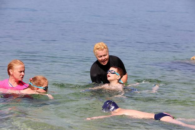 Rijeka: Svetlana Čistajkova i njena kći uče plivati ukrajinske mališane 