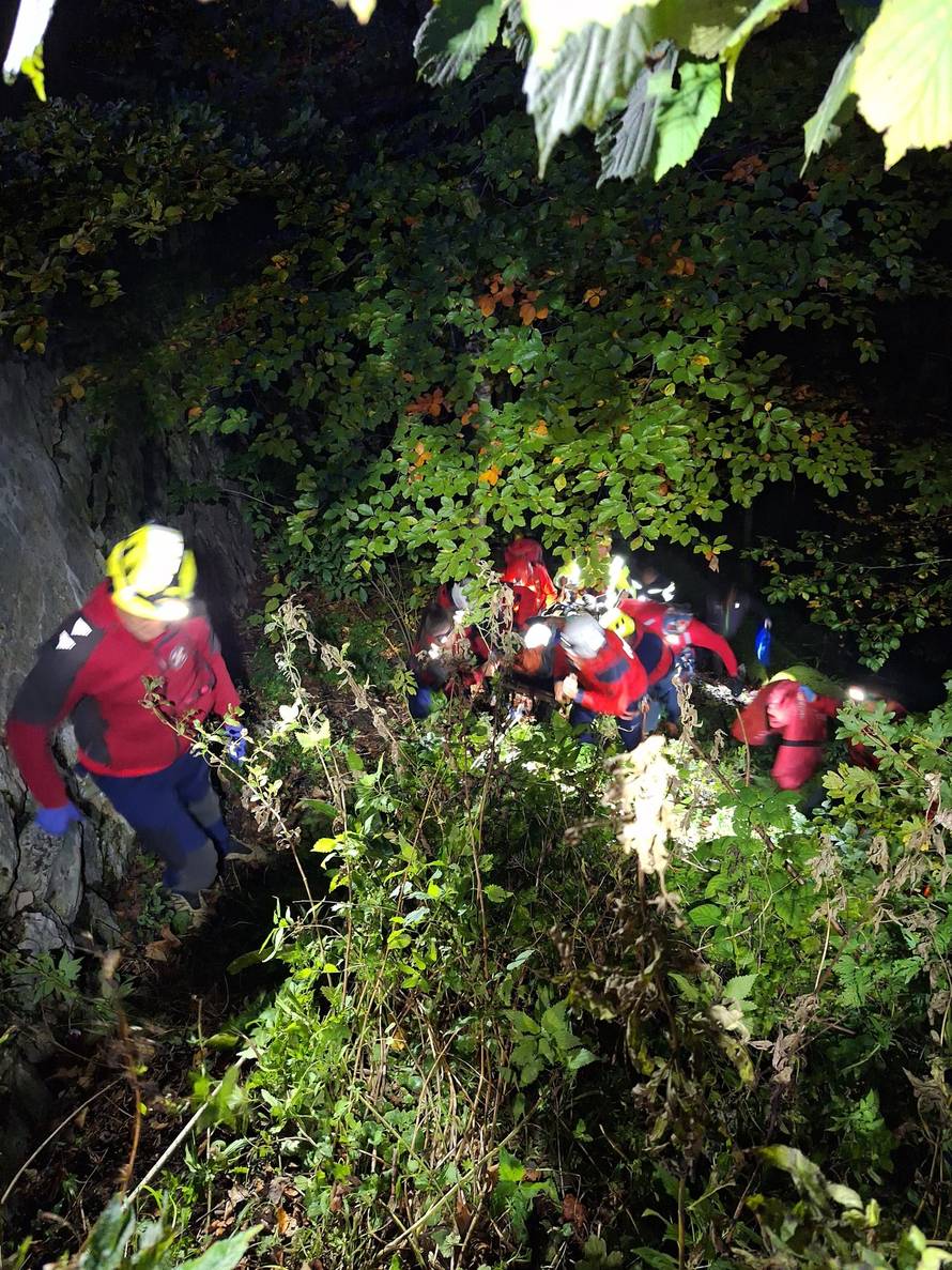 FOTO Noćna akcija HGSS-a na Pltivicama: Spašavali čovjeka koji je završio u provaliji