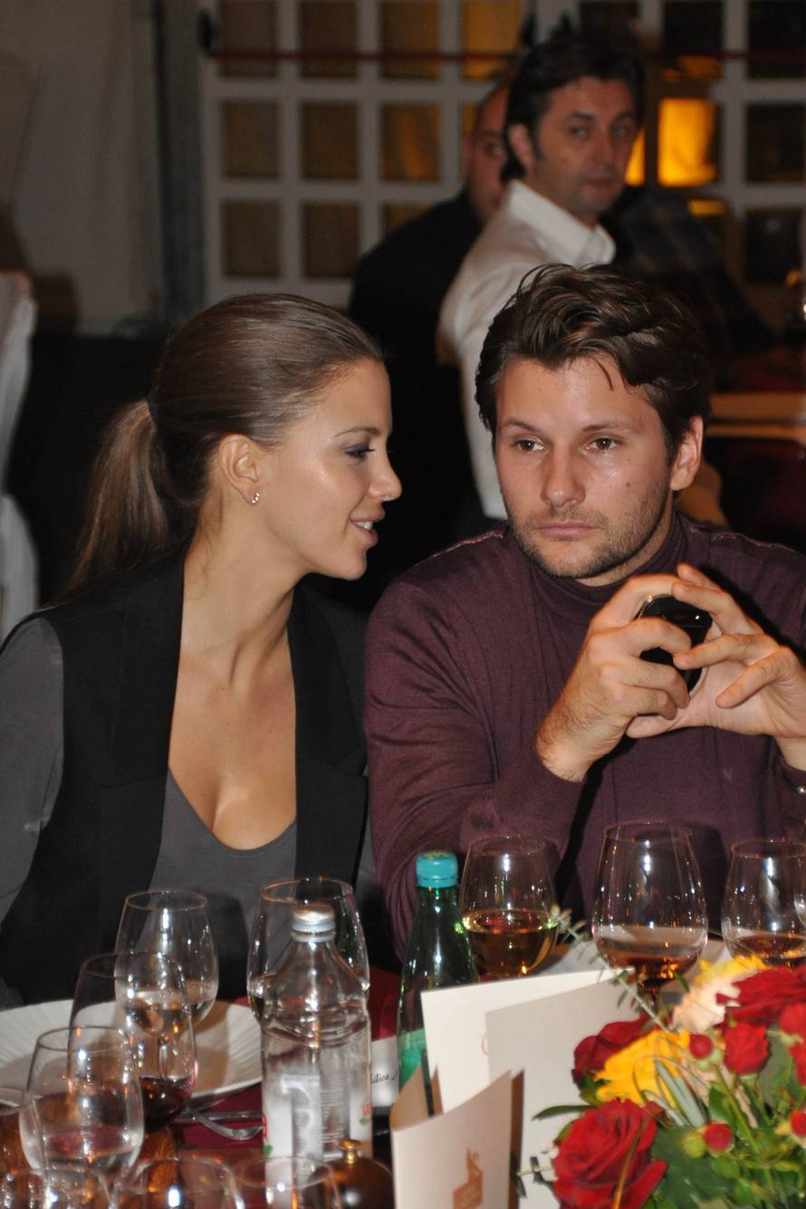 Tata pjevačima plaća nastupe,  kći je s njima slavila blagdane