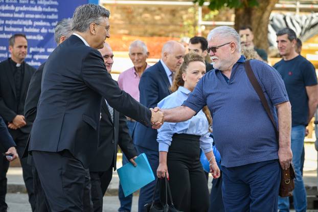 Zagreb: Premijer Plenković se sastao sa zagrebačkim nadbiskupom Draženom Kutlešom i obišao katedralu
