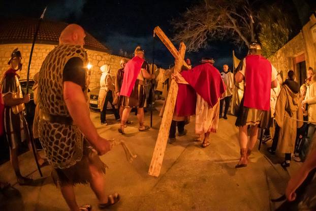 U Imotskom na Cvjetnicu uprizorena „Imotska Muka“, scenski prikaz Muke Gospodina našega Isusa Krista 