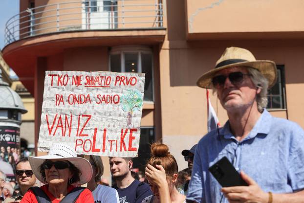 Glavni trg u Zagrebu prepun prosvjednika zbog opasnog otpada u Lici