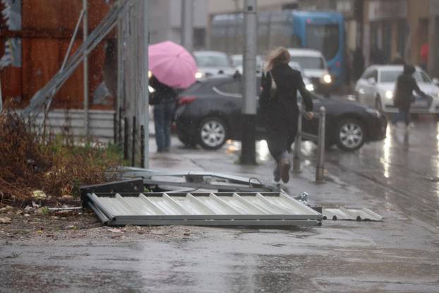 Zagreb:  Olujani vjetar stvara probleme u centru grada 