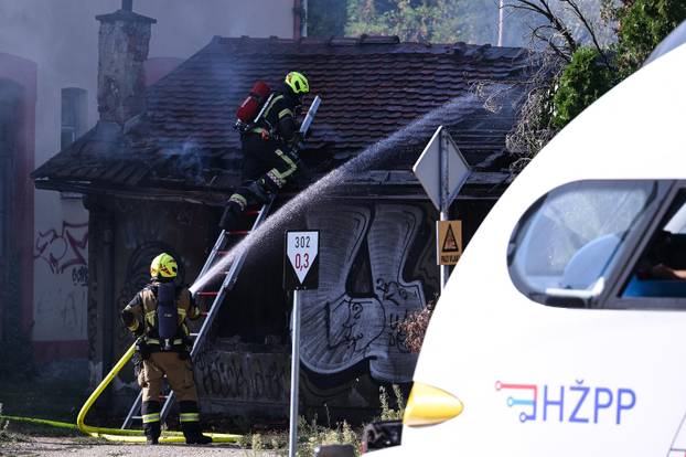 Zagreb: Požar u napuštenoj baraci kod Zapadnog kolodvora