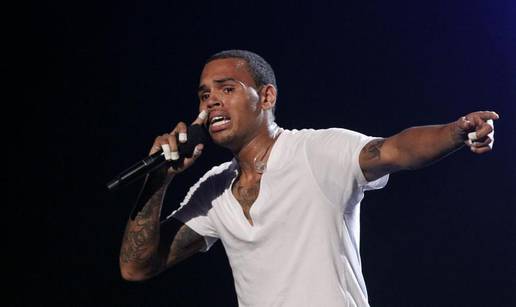 Sigurno je bolilo: Chris Brown tresnuo na stražnjicu na bini