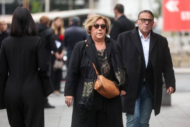 Sarajevo: Dolazak uzvanika na komemoraciju za Halida Bešlića u Narodno pozorište 