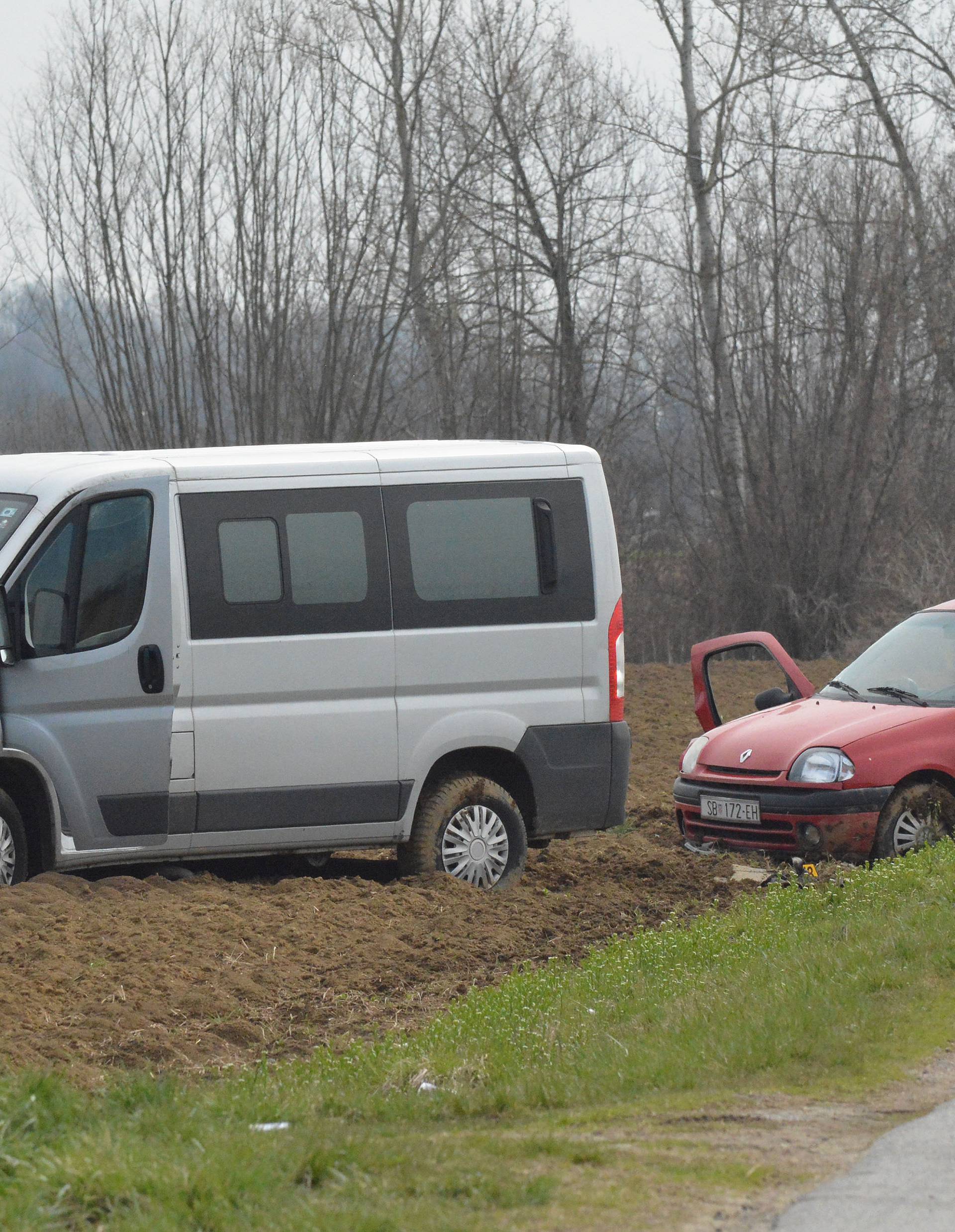 Vozač poginuo,  a Clio smrskan: Pijan kombijem naletio na auto